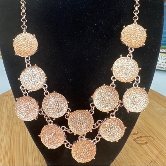 Gold tone unmarked statement necklace - Picture 6 of 15